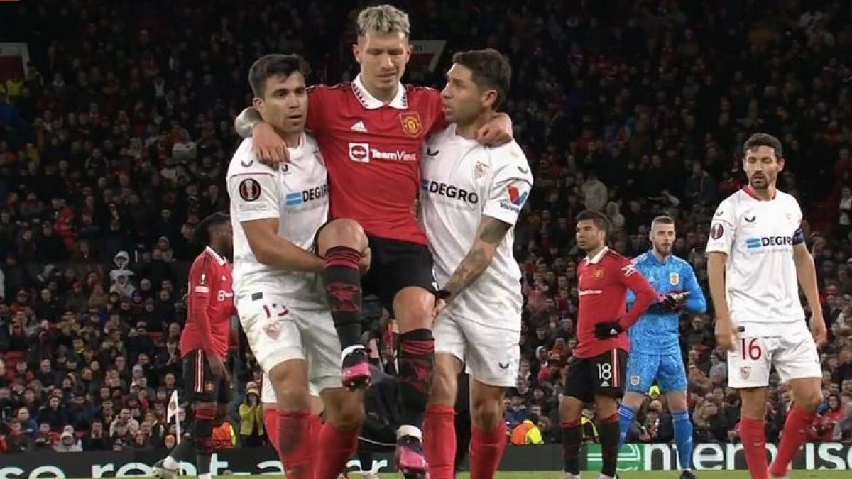 El ´Licha´ tuvo que salir cargado por sus compañeros (en ese partido rivales), Marcos Acuña y Gonzalo Montiel.