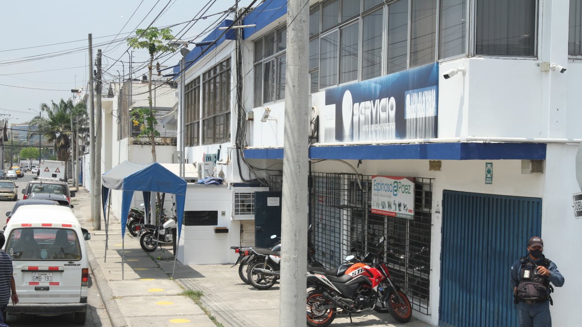 En los dueños de los locales han contratado guardianía privada para hacerle frente al hampa..