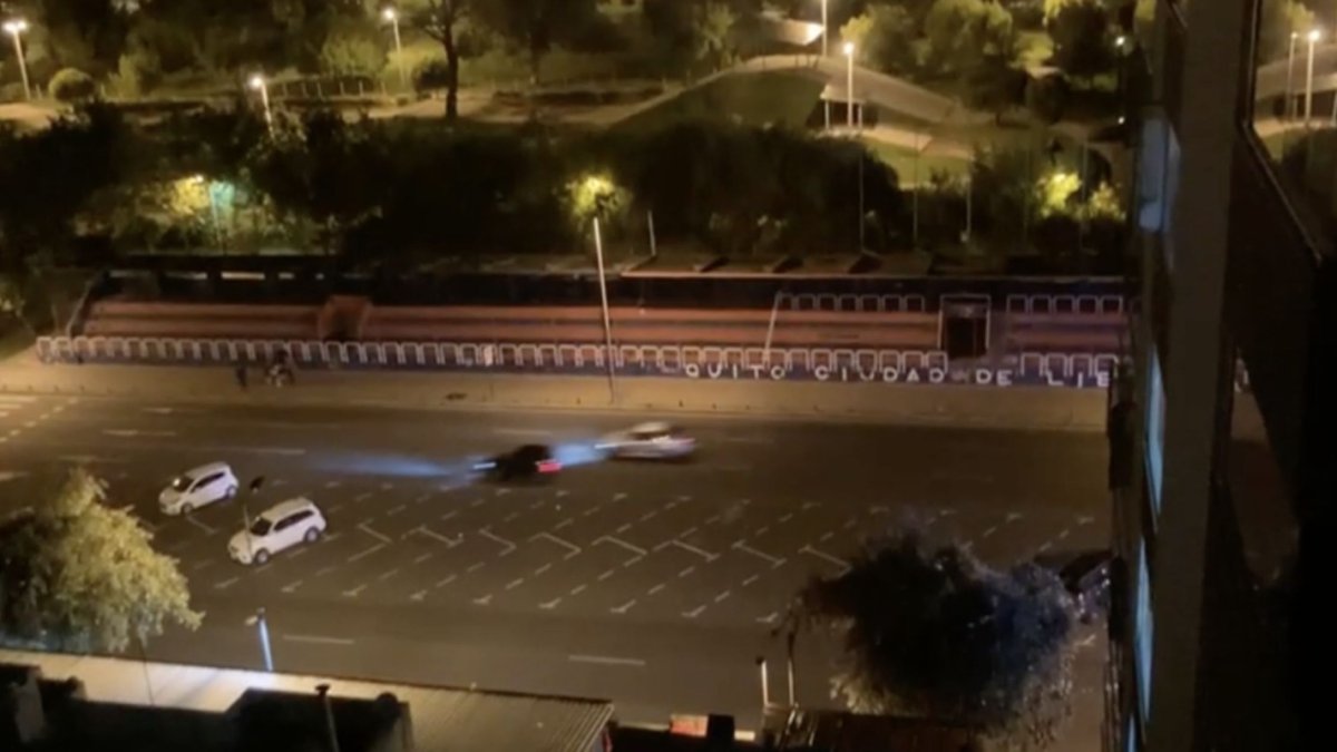 Peligro. En los piques participan automóviles y motos.