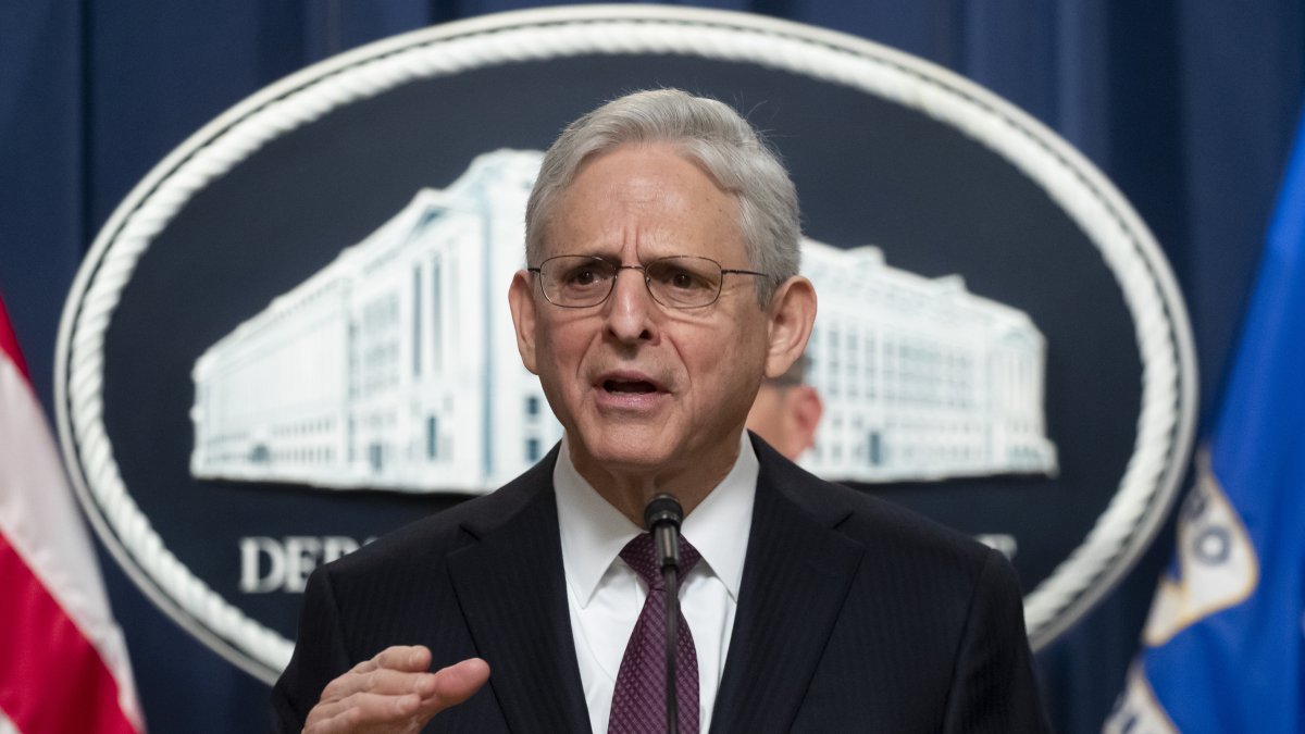 El fiscal general de Estados Unidos, Merrick Garland, habla en conferencia de prensa en el Departamento de Justicia, en Washington (EE.UU.), este 14 de abril de 2023.
