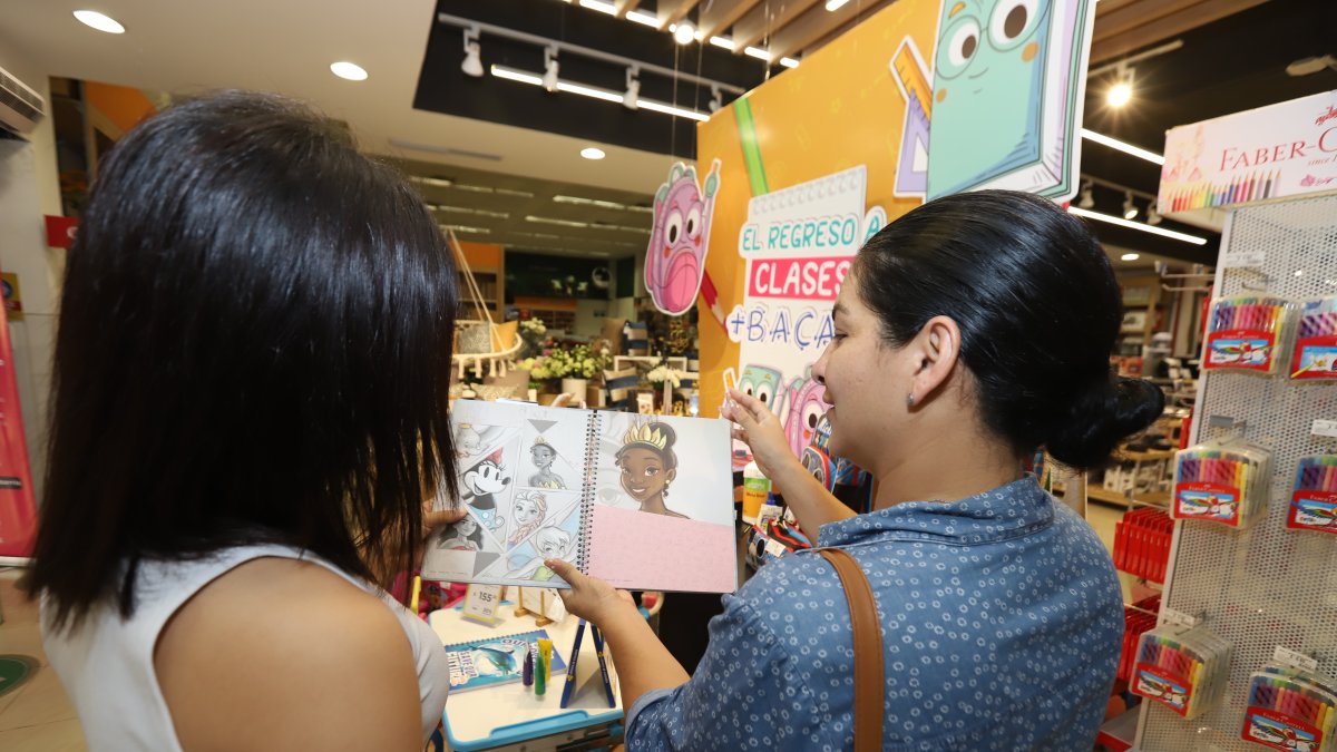 Almacén. Los clientes que prefieren las tiendas miden seguridad, parqueo y comodidad.