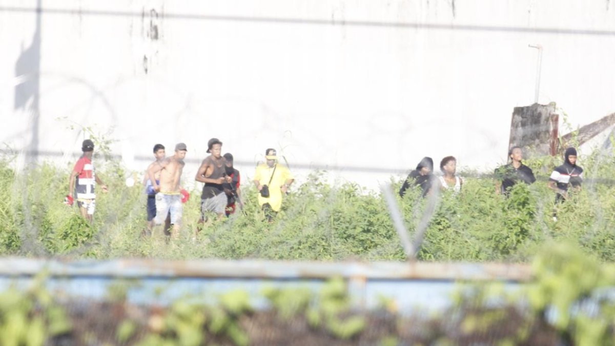 En los techos de la infraestructura carcelaria se observó como los convictos se movilizaron con armamento.