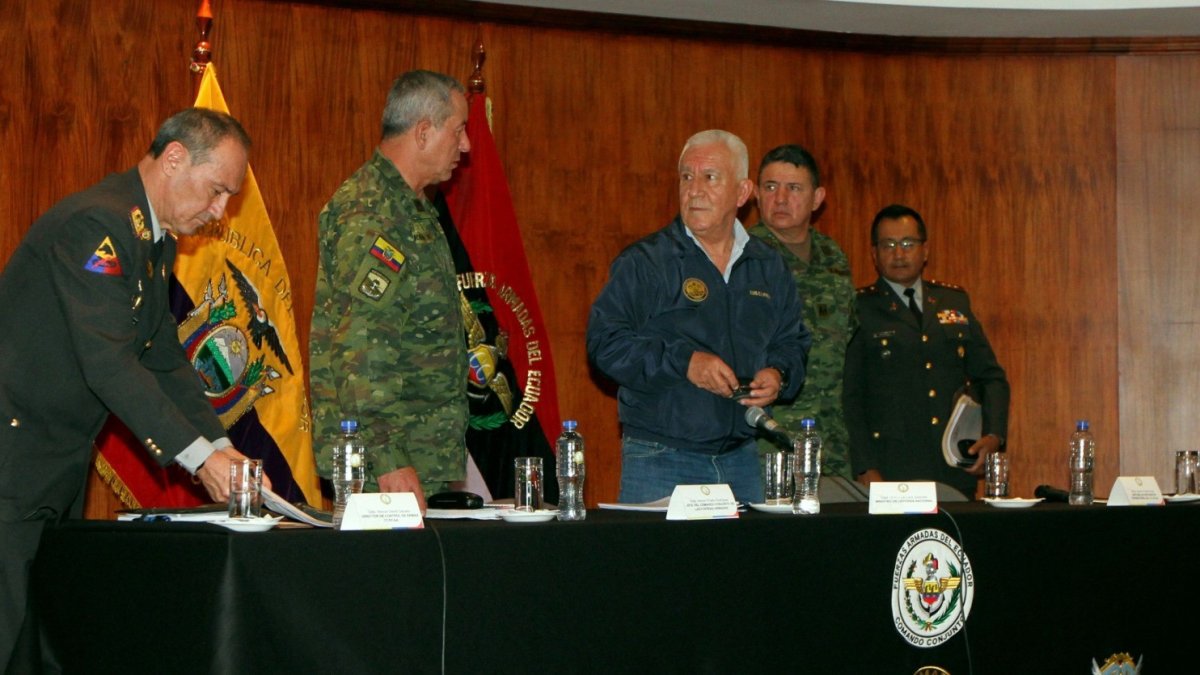 Autoridades. El ministro de Defensa Nacional, Luis Lara, emitió este viernes el acuerdo ministerial sobre las armas.