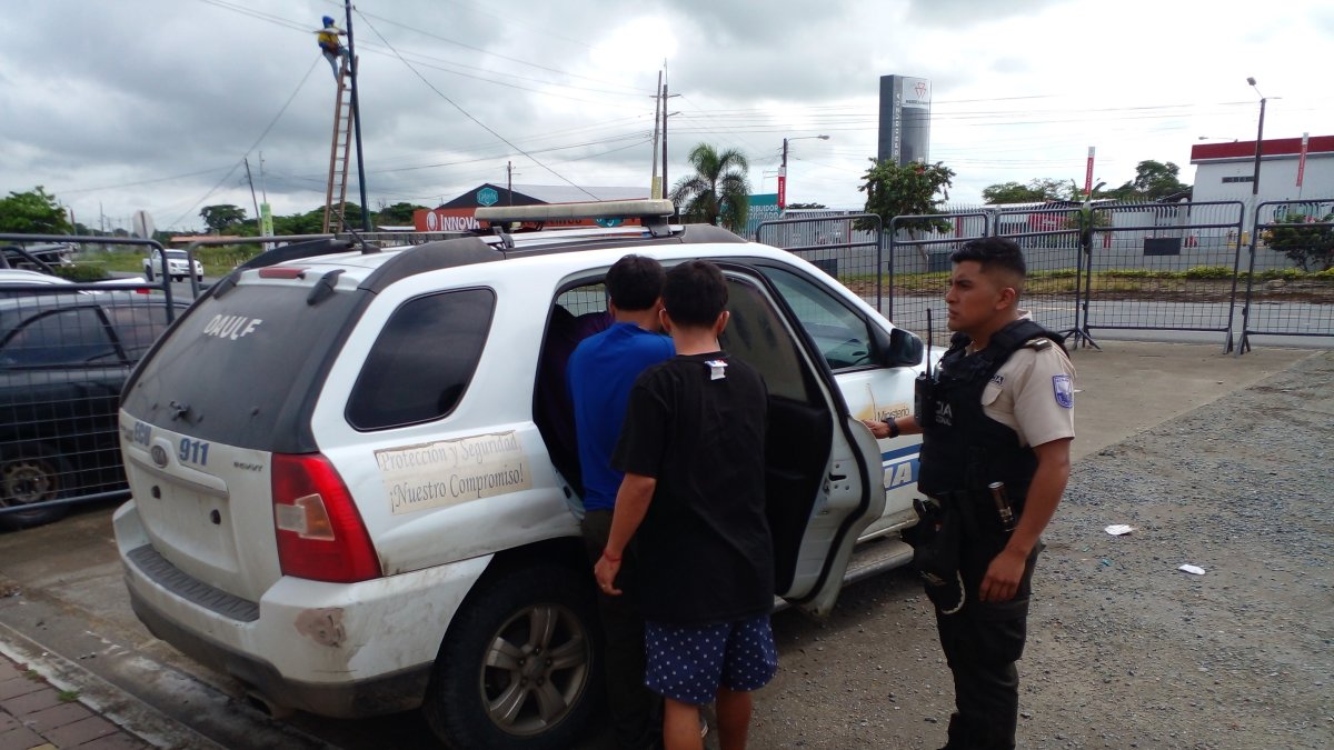 La policía logró a tres personas tras el intento de hacer detonar un artefacto explosivo contra una vivienda.