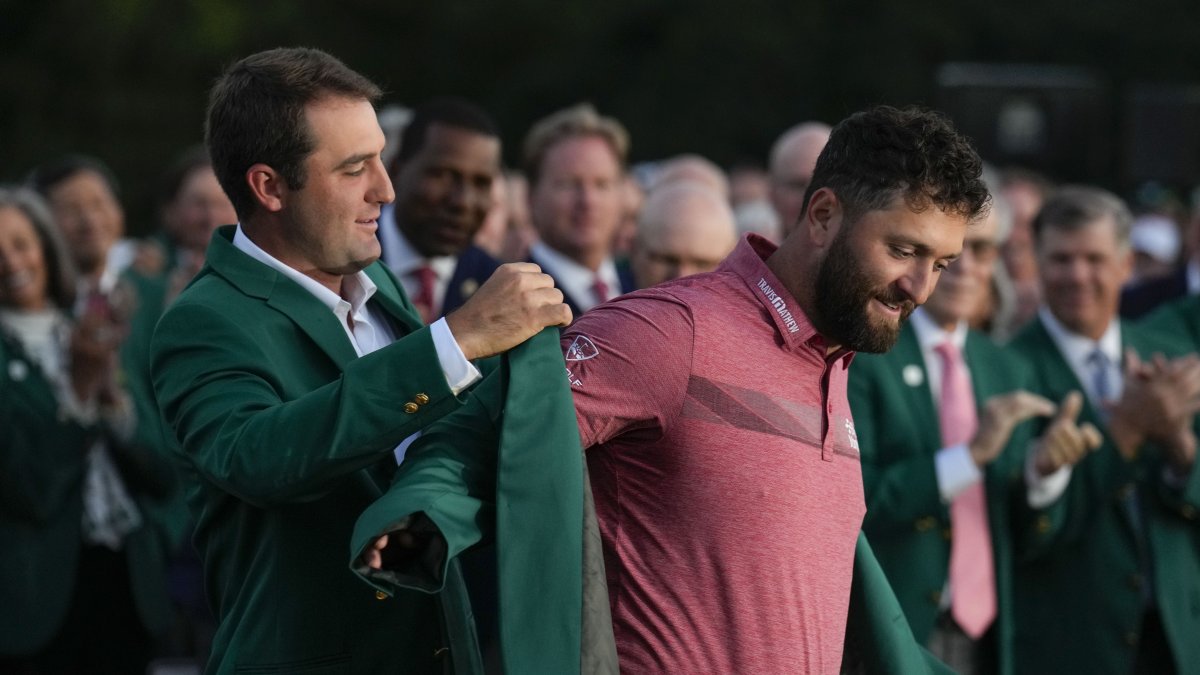 Rahm en el momento mismo en que se enfundó la chaqueta de campeón de Augusta por primera vez, emulando a leyendas españolas como el mismo Severiano Ballesteros.