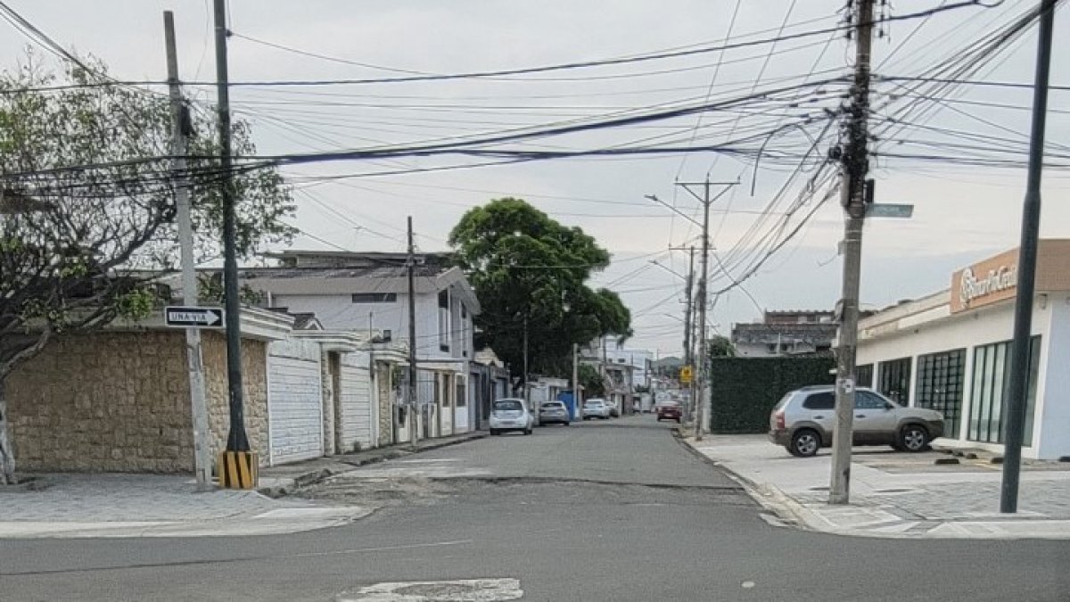 En la intersección de la calles Guayacanes con Acacias es notable el daño sobre la calzada. Hay huecos viales y por las alcantarillas.