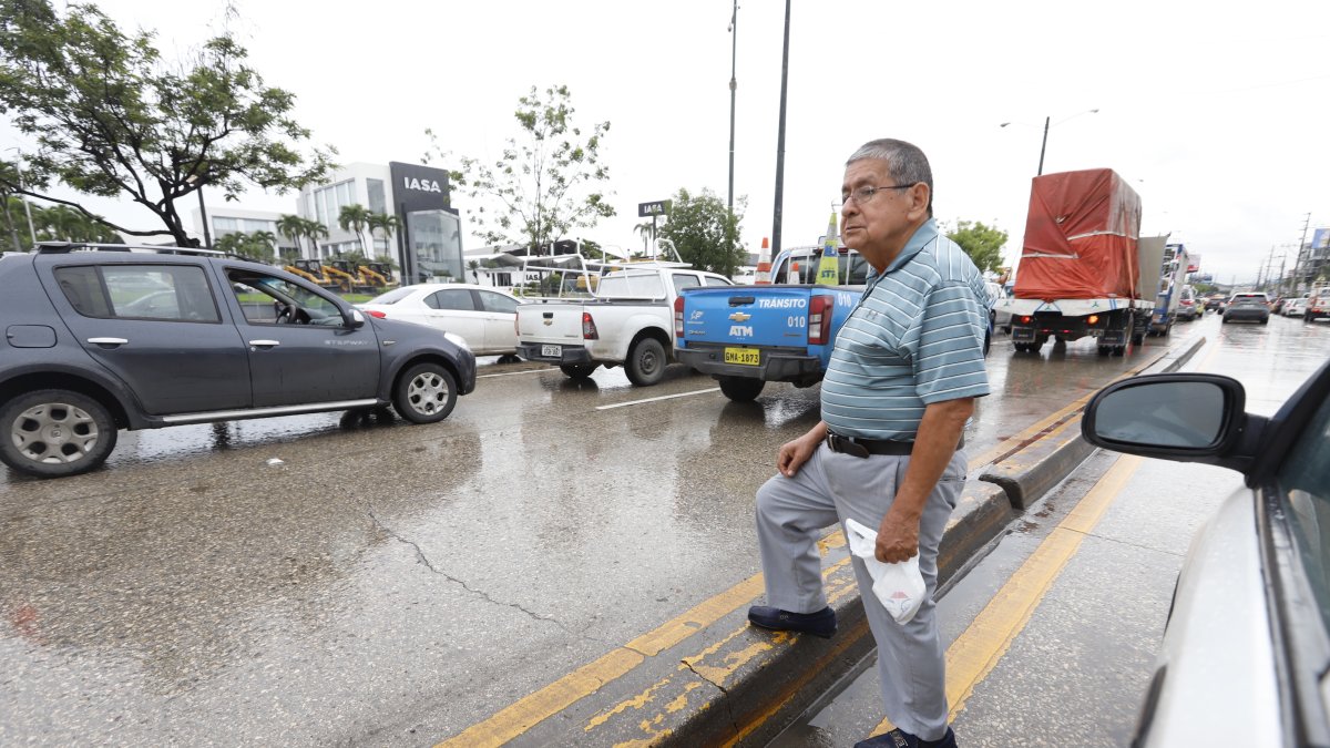 En la avenida Juan Tanca Marengo hace falta pasos peatonales, asegura la ciudadanía.