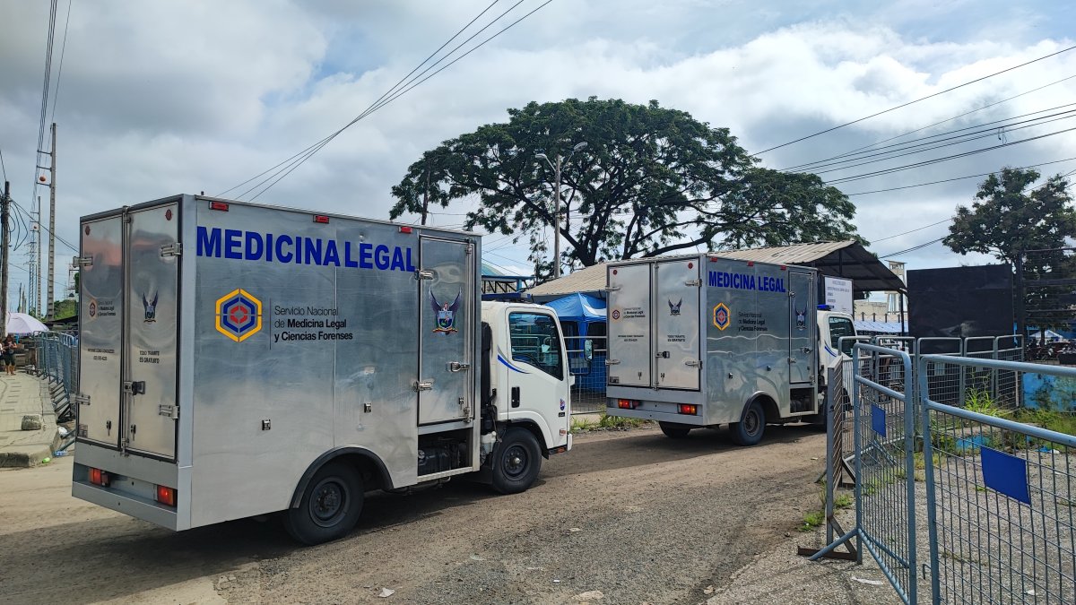 Dos unidades móviles de Medicina Legal se mantienen en el establecimiento.