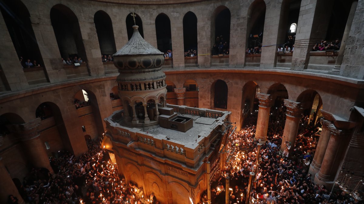 ientos de policías, militares, bomberos y paramédicos fueron desplegados dentro del Santo Sepulcro.