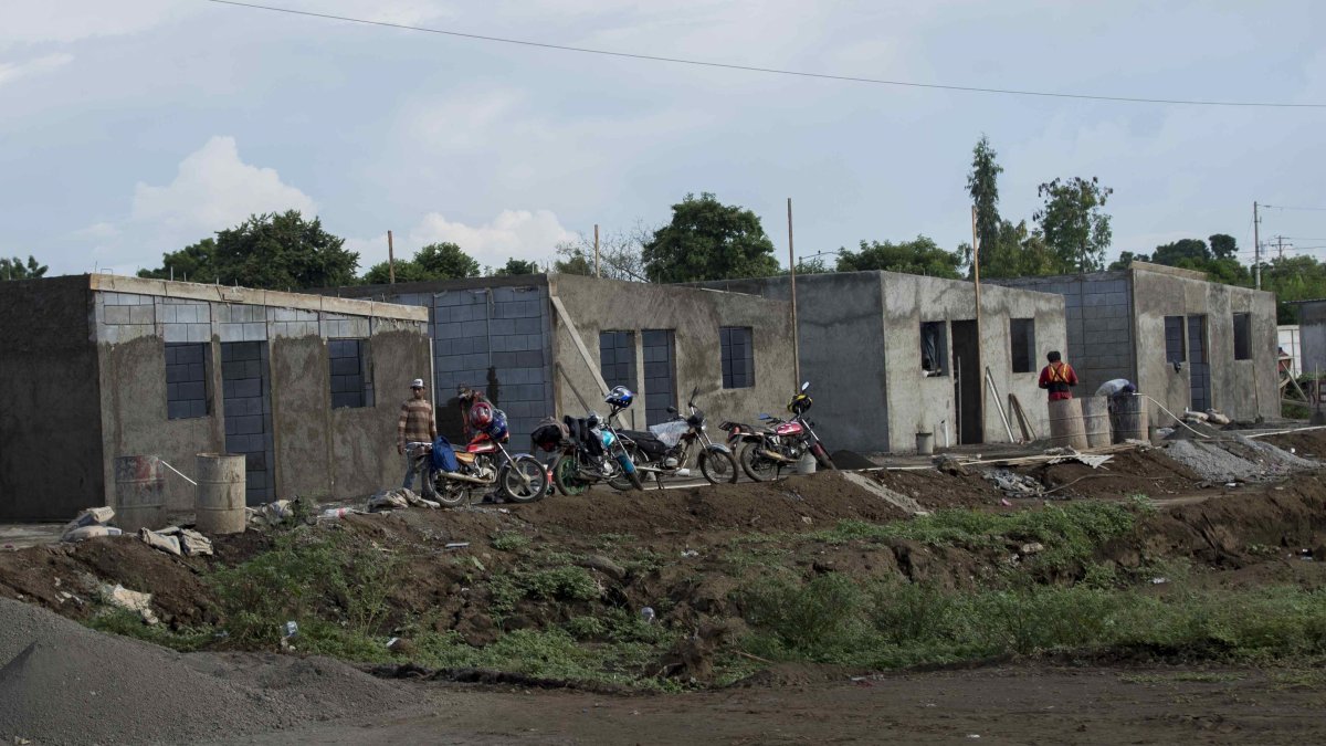 Varios trabajadores de la construcción edifican casas en un barrio de Managua (Nicaragua), en una fotografía de archivo.