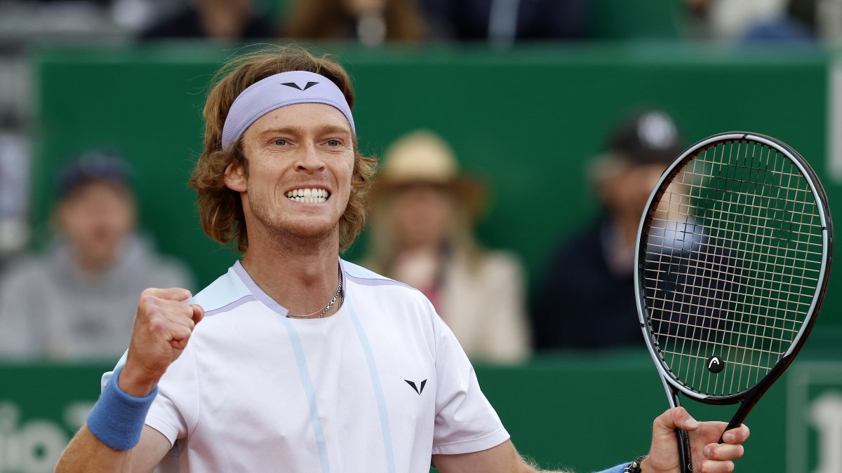 Andrey Rublev celebra tras eliminar a Taylor Fritz por 5-7, 6-1 y 6-3.