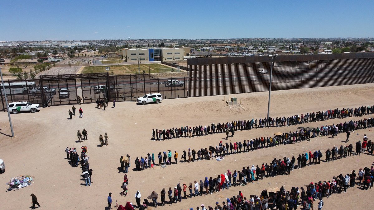México. Centenares de migrantes hacen filas para conseguir espacios en los pocos albergues existentes.