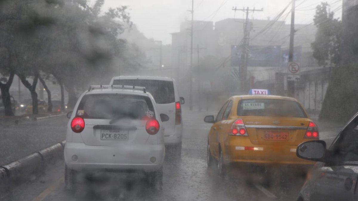 En algunos puntos del centro de la ciudad, se reporta también la lluvia a esta hora.