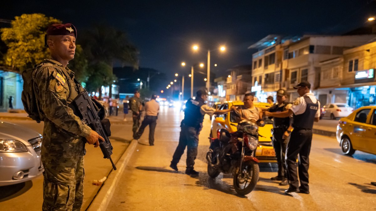 Militarización. En el estado de excepción se establece a las Fuerzas Armadas apoyar en los controles, especialmente en horarios nocturnos y de la madrugada.
