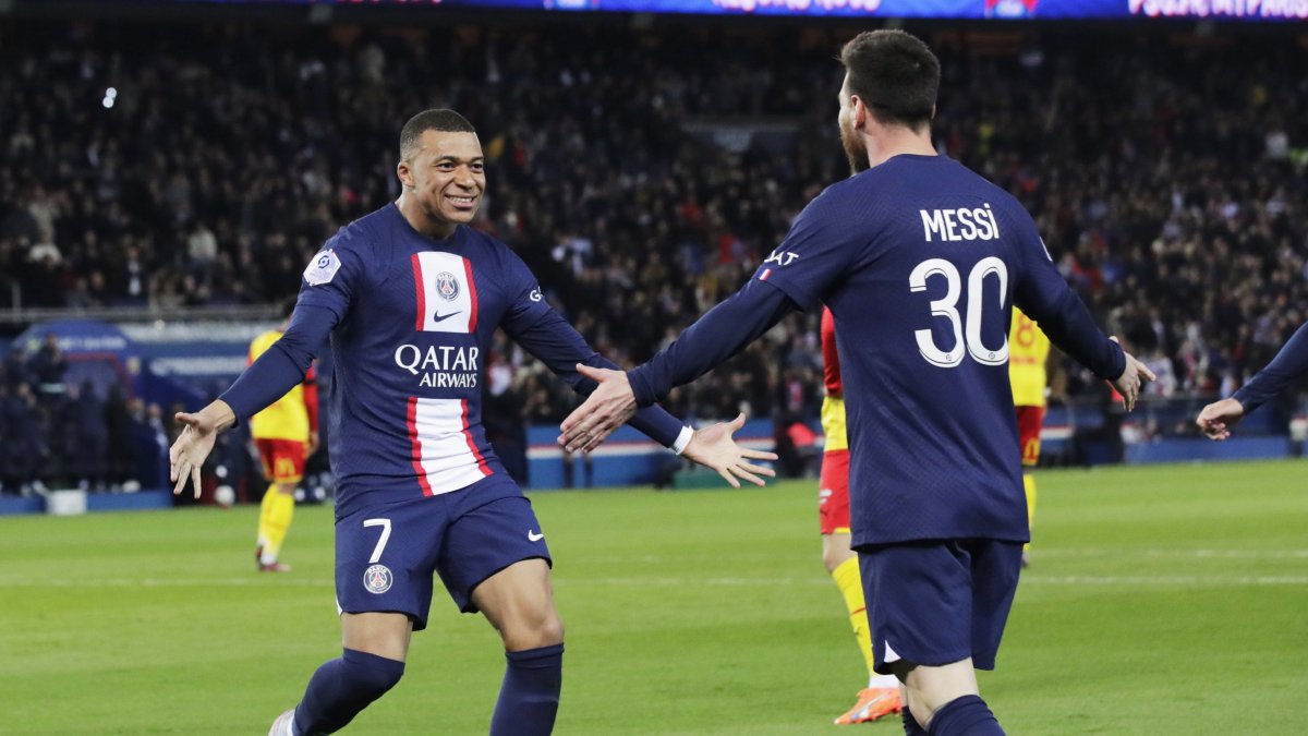 Kylian Mbappe celebra con Messi el gol que lo mete en la historia del PSG