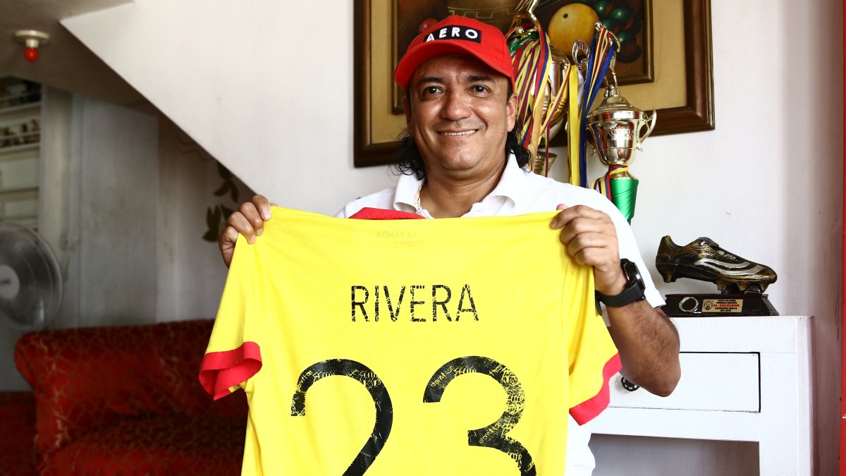 Rivera en la sala de su casa junto con la que fuera su camiseta en Barcelona.