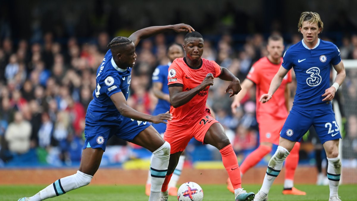 Moisés Caicedo (c) fue clave en el triunfo del Brighton ante el Chelsea.