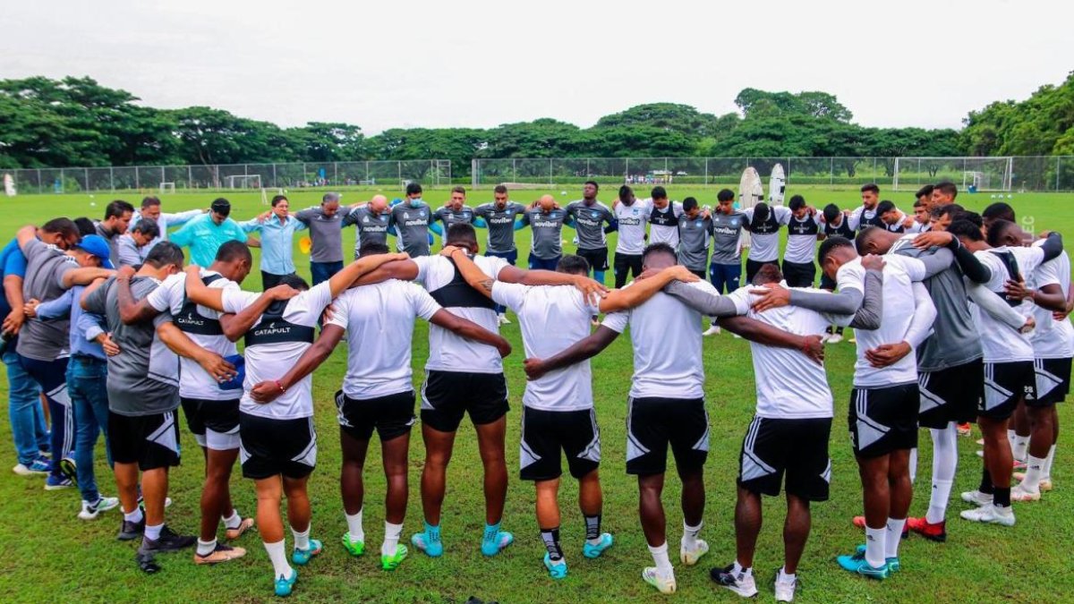 Previo al último partido de LigaPro, la plantilla de Emelec decidió no entrenar por sueldos impagos.