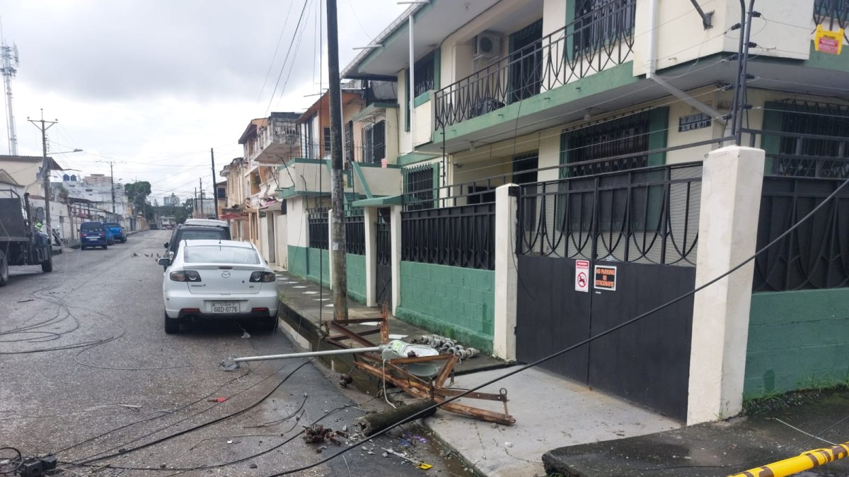 El poste y los cables quedaron en el suelo