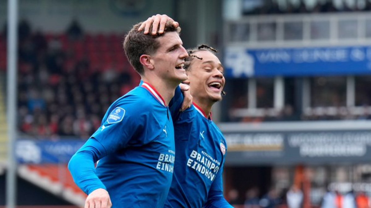 Guus Til fue la figura indiscutible del PSV al anotar dos gols y una asistencia en la victoria 2-3 ante el Volendam.