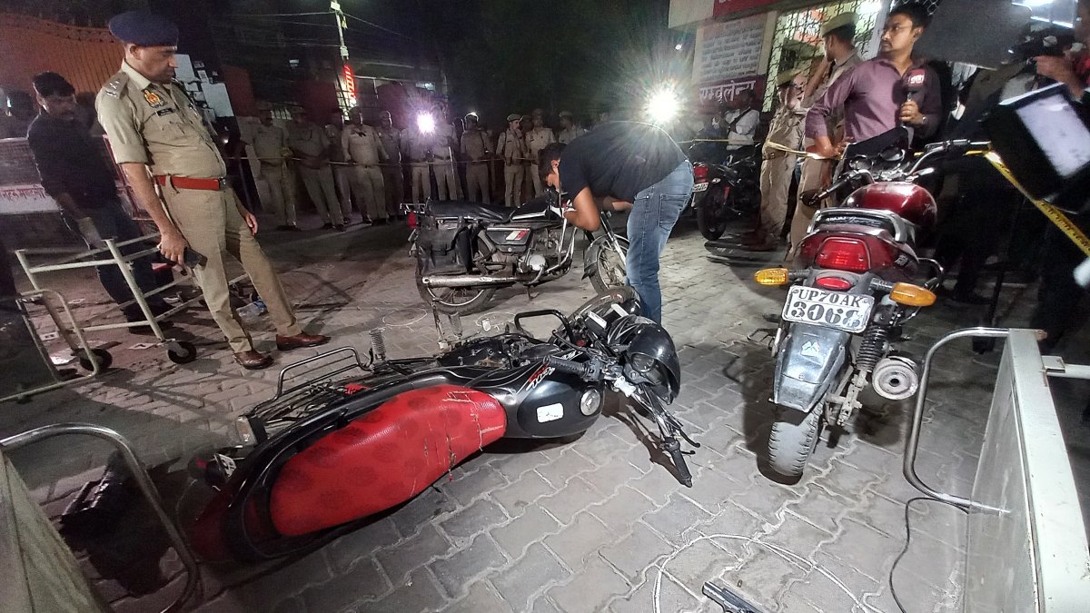 Atiq Ahmed y su hermano Ashraf se dirigían anoche esposados por la policía a un centro de salud en Prayagraj, cuando un grupo de asaltantes comenzó a dispararlos a quemarropa..