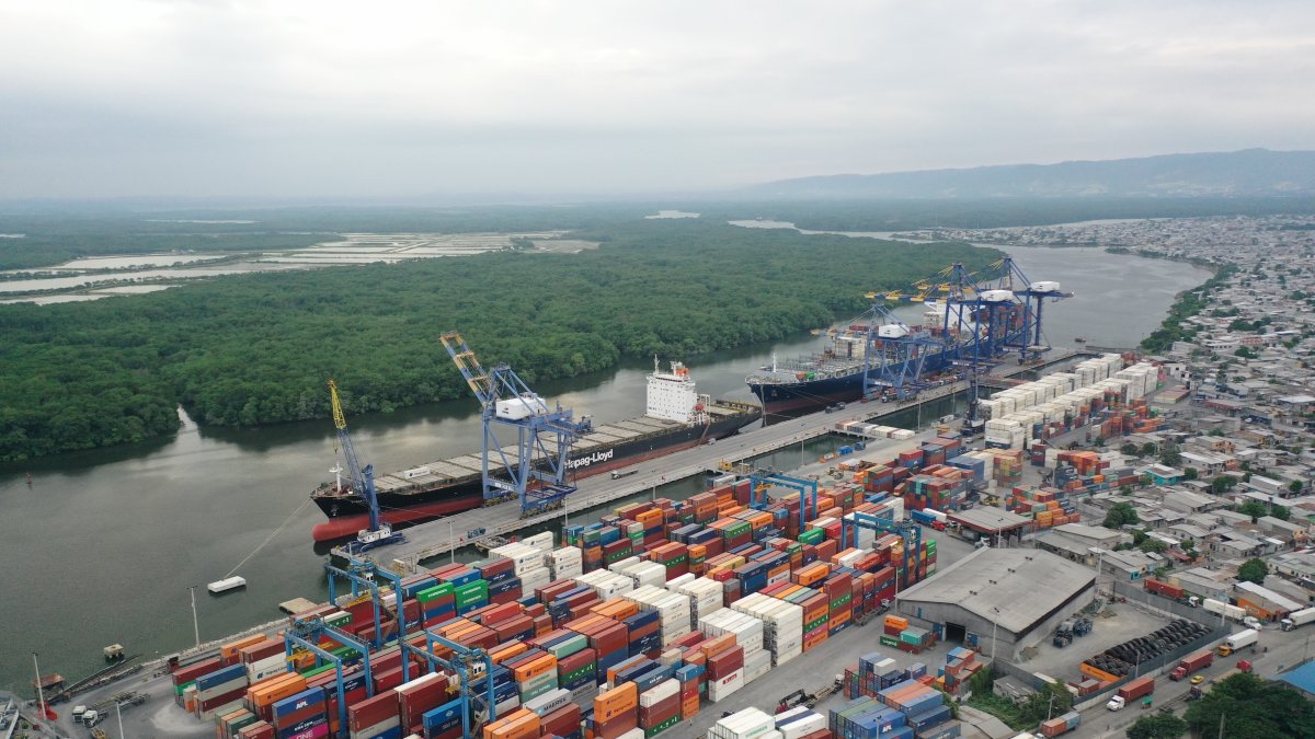 Terminal. El puerto de Guayaquil, de donde salen más las exportaciones.