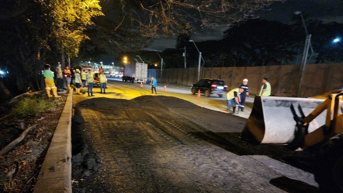 Trabajos. Se ejecuta el bacheo asfáltico en el sitio más crítico.
