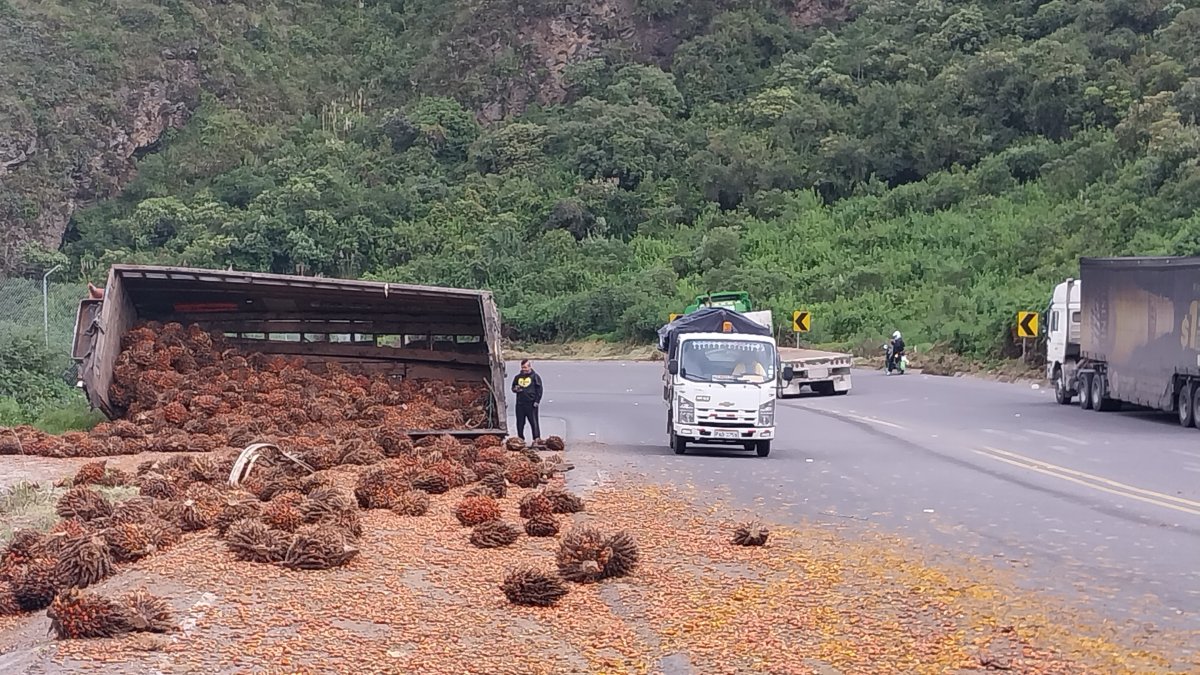 1. Incidente. Al camión se le cayó el balde donde  transportaba palma.