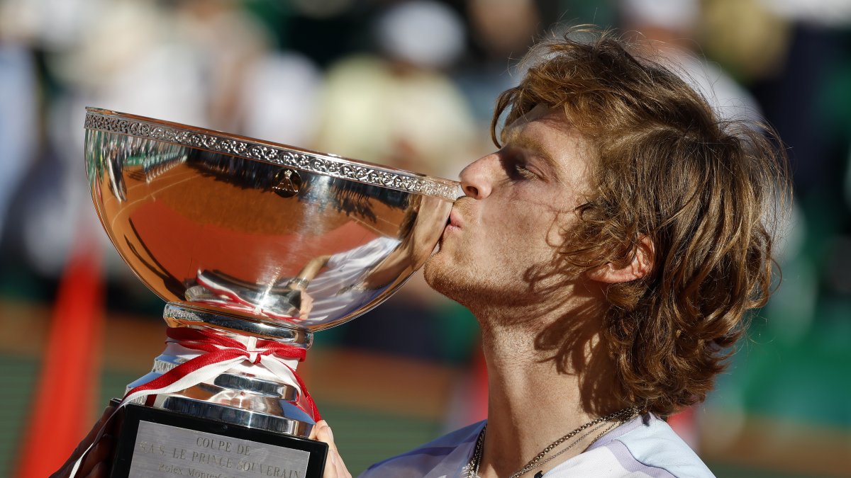 Andrey festejó hasta las lágrimas tras derrotar a  Rune por 5-7, 6-2 y 7-5, luego de dos horas y 36 minutos de juego.