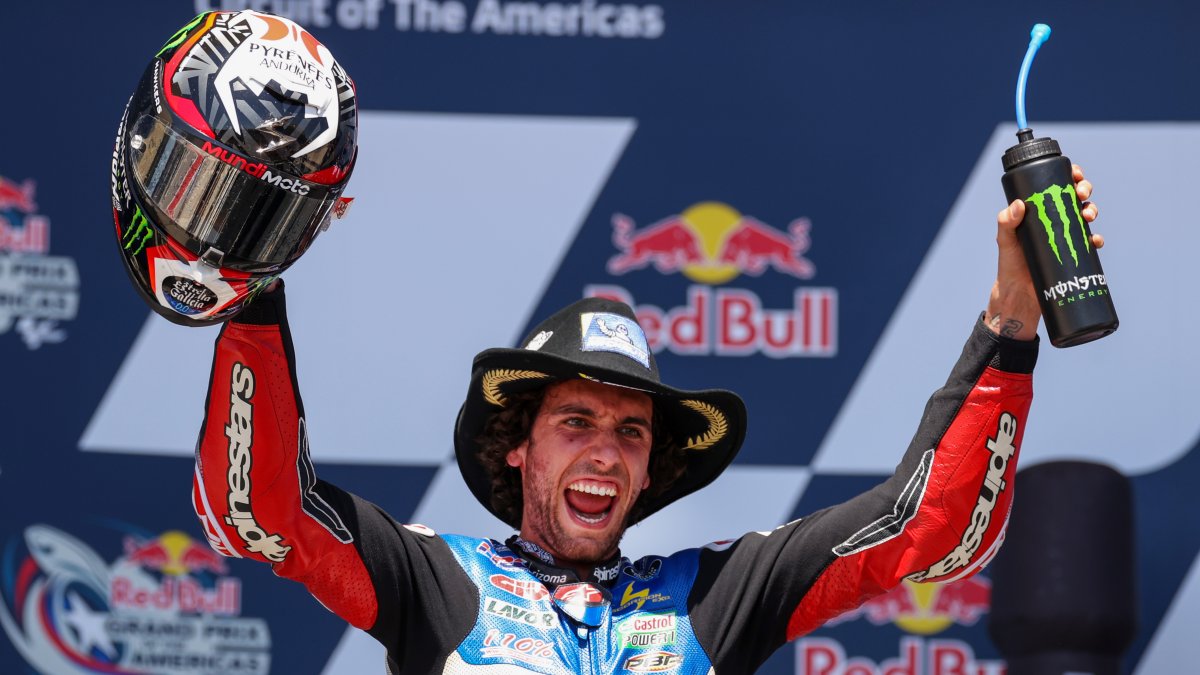 El español Alex Rins celebrando en lo alto del podio en Estados Unidos.