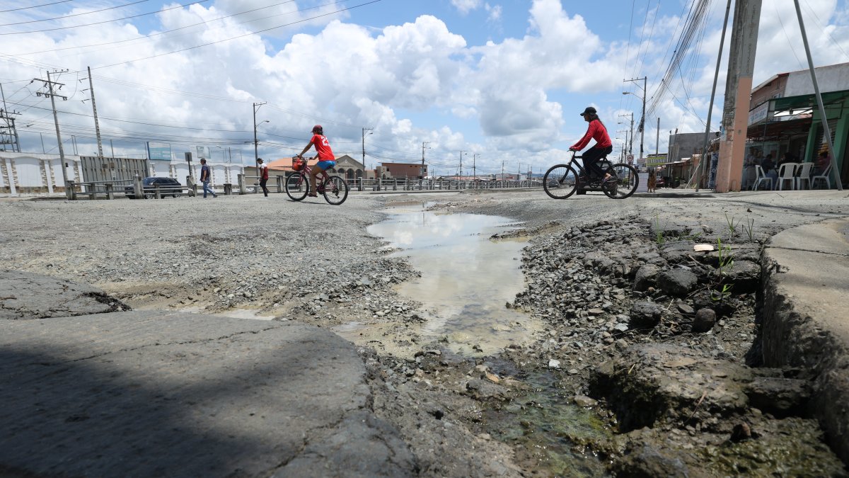 Villa Bonita. Así permanece la vía de ingreso aledaña a Mi Lote. El bache es de casi 3 metros o más.