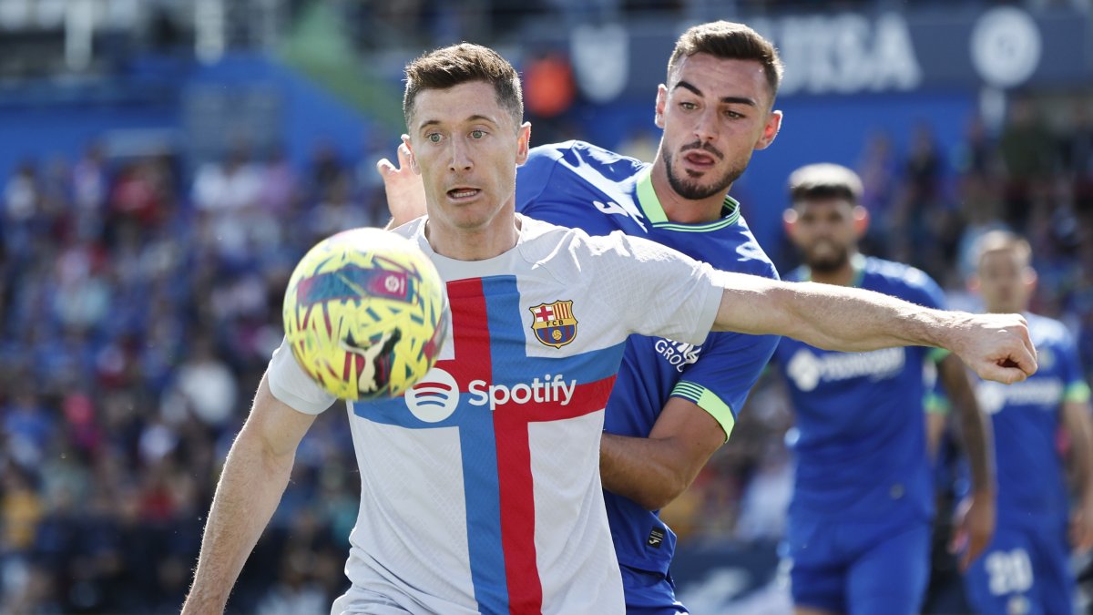 El delantero polaco del Barcelona Robert Lewandiwski (primer término) y el defensa del Getafe Juan Iglesias durante el partido de LaLiga.