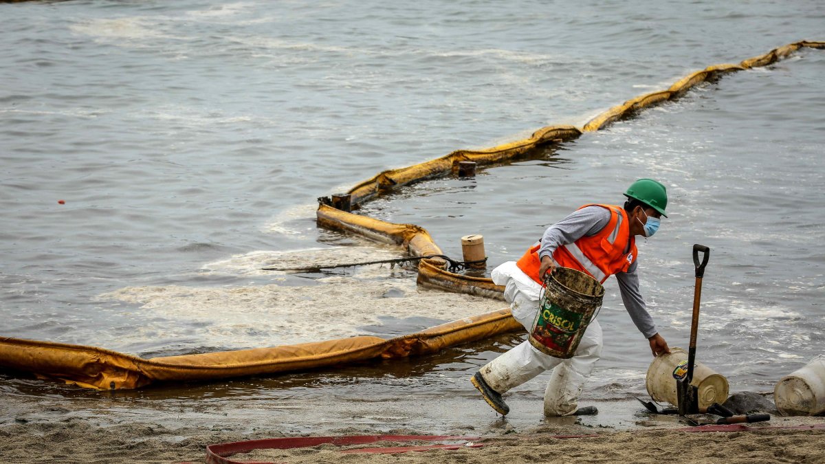 Fotografía de las labores de limpieza en Perú
