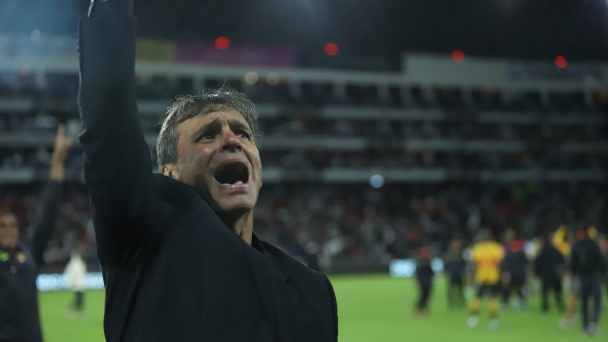 Fabián Bustos celebró hasta las lágrimas la victoria de Barcelona ante Liga en Casa Blanca.