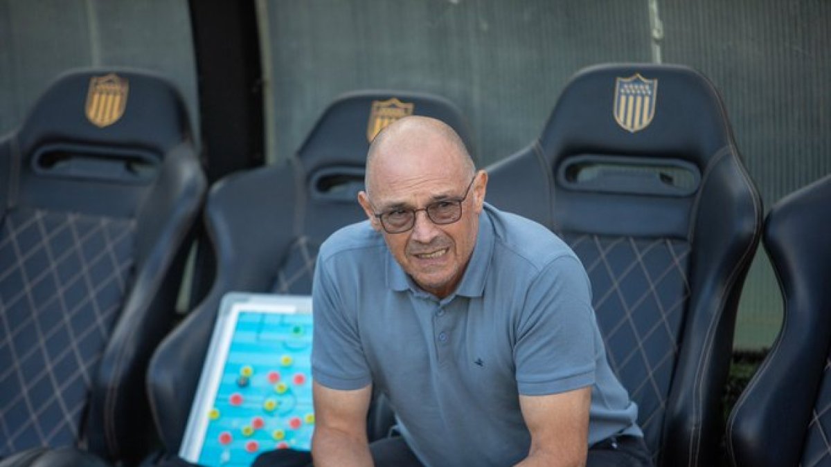 Alfredo Arias, quien dirigiera Emelec entre el 2016 y 2018, encabeza la actual campaña exitosa de Peñarol.