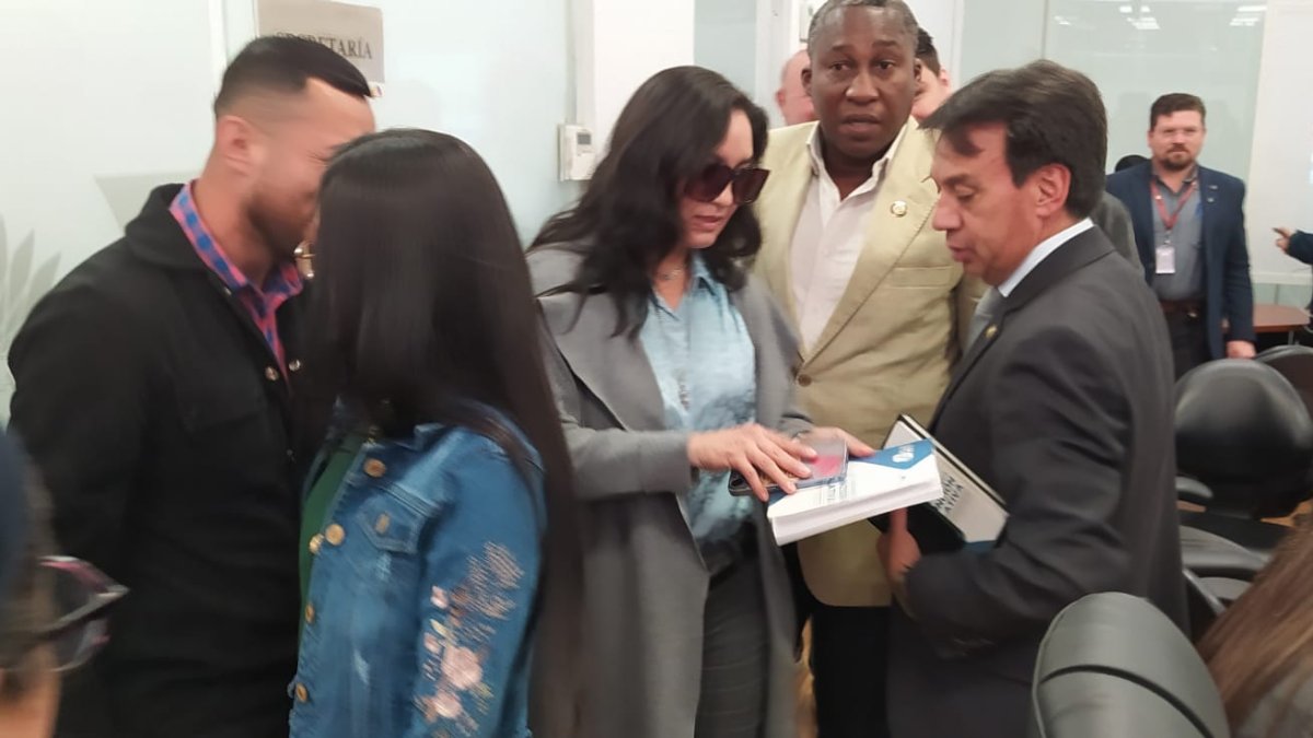 Posturas. Los asambleístas Cuero y Velasco tuvieron un cruce en Fiscalización por el tema de los plazos.