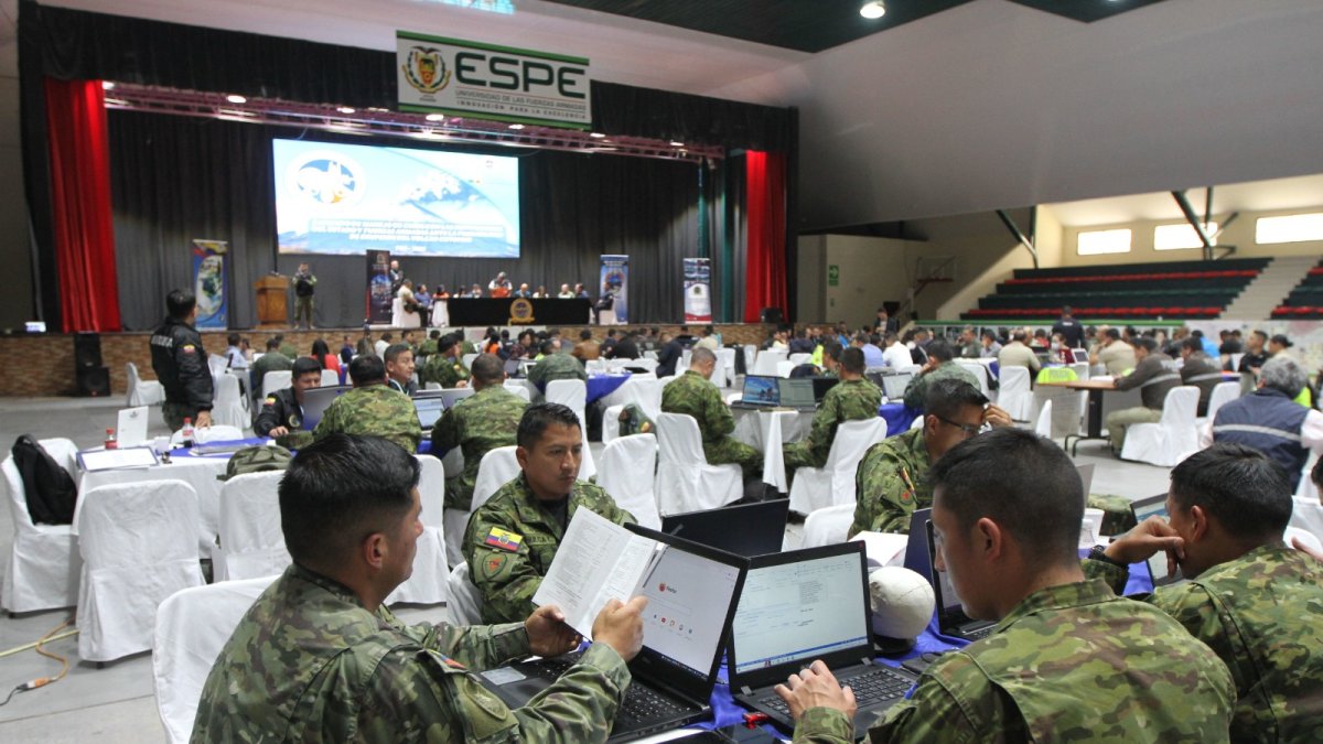 Medidas. Varias entidades mantienen reuniones para establecer planes por la situación del volcán.