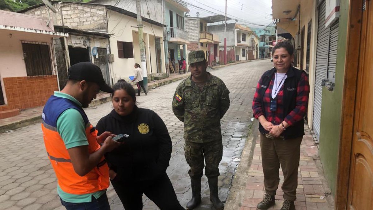 Evacuación. En Huigra, Alausí, se evacuó a 17 familias por el movimiento de tierra. Están en alerta naranja.