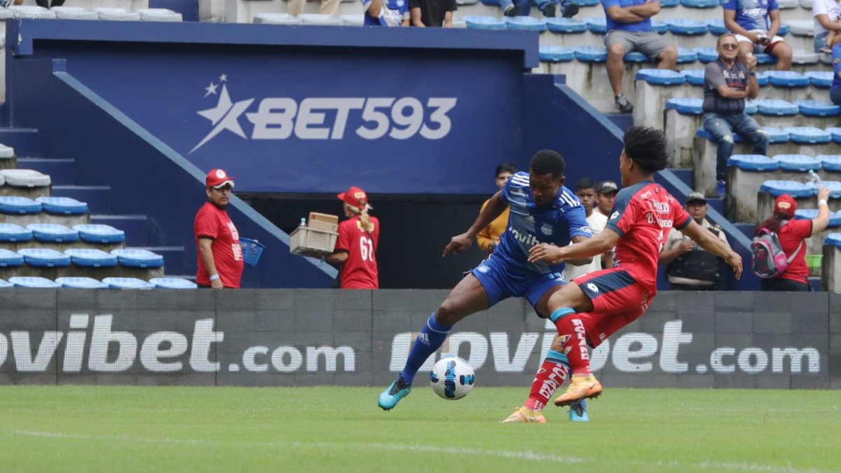Emelec consiguió una falta penal sobre Alejandro Cabeza.