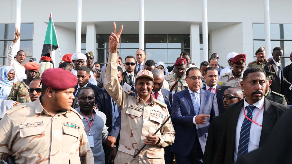 El líder paramilitar sudanés Mohamed Hamdan Dagalo (centro).