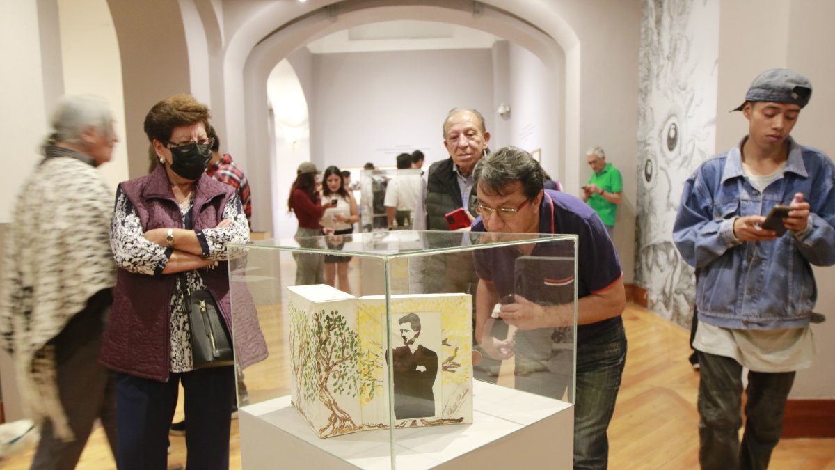 Grabados y objetos intervenidos relacionados a ocho cuentos del lojano llenan la sala.