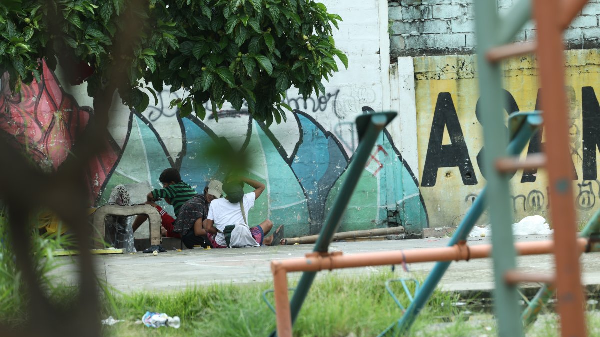 En el parque Los bichos, ubicado en la cooperativa Santiaguito Roldós (sur), hay más de 50 jóvenes y adultos que pasan día y noche consumiendo droga. Al lado de este hay dos escuelas fiscales.