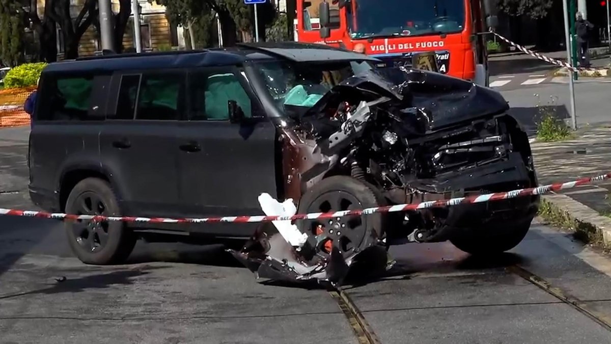 Así quedó el auto del jugador italiano luego de chocar contra el tranvía.