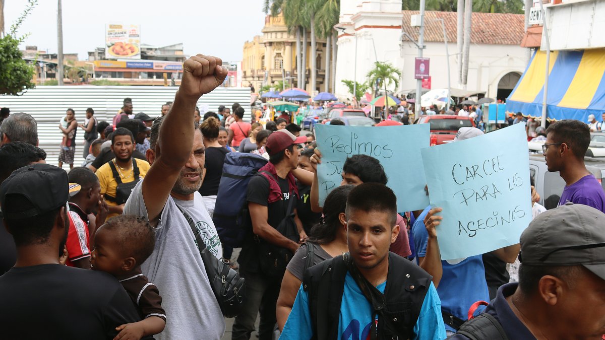 Migrantes protestan hoy 17 de abril  para denunciar acoso y extorsiones por parte de la policía, en la ciudad de Tapachula, estado de Chiapas (México). EFE/Juan Manuel Blanco