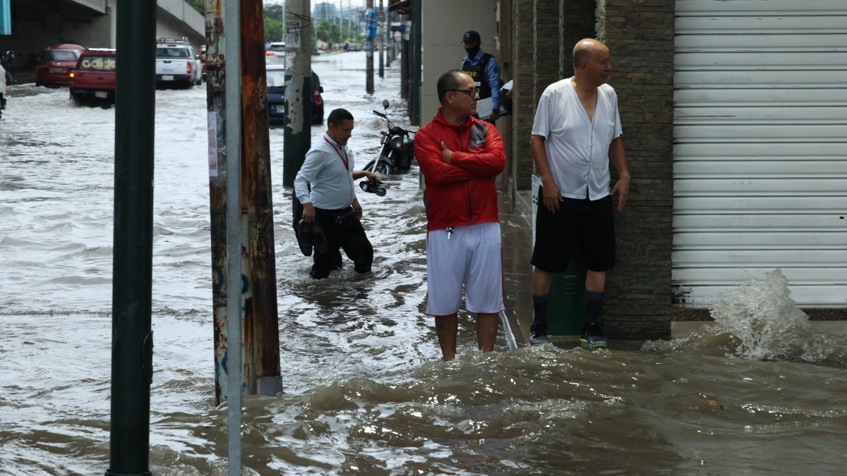 Las lluvias intensas registradas en Guayaquil inundan rápidamente a la ciudad.