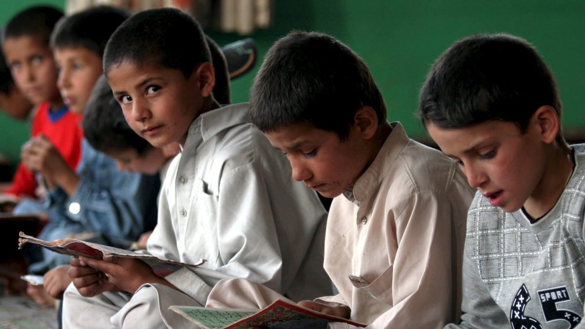 Imagen de archivo de niños afganos leyendo el Corán en un colegio religioso de Kabul, Afganistán.