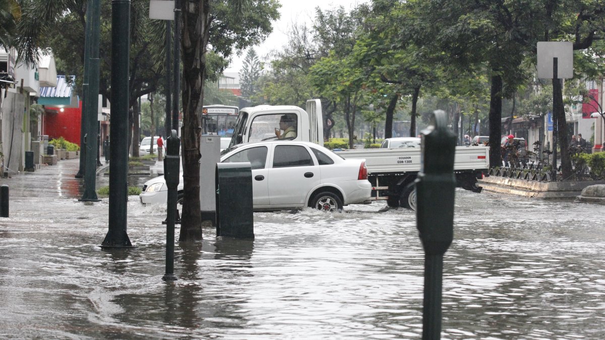 Las intensas lluvias fácilmente inundan a varios sectores de Guayaquil.