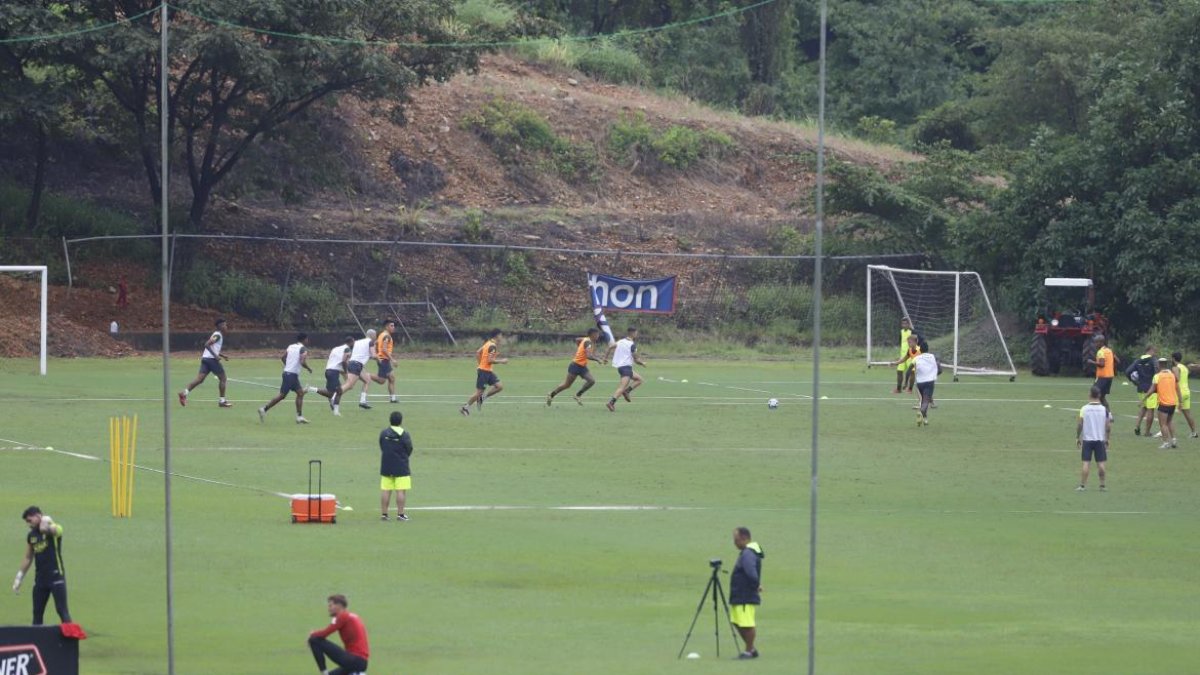 Los jugadores de Barcelona se mostraron animados en la práctica del lunes 17 de abril de 2023. El triunfo ante Liga de Quito los motivó
