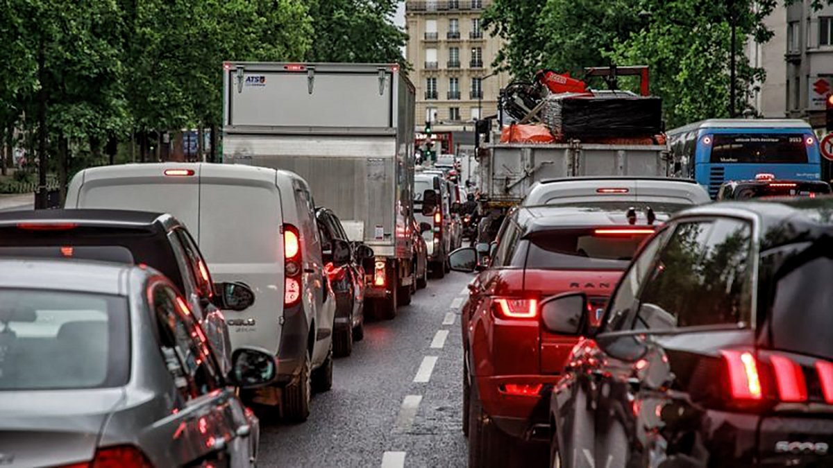Movilidad.- Un grupo de vehículos circulan en hora pico.