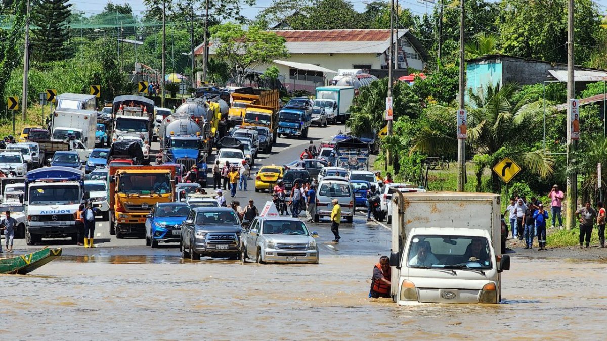 Daños. En menos de dos horas, el crecimiento del río Blanco cubrió parte de la vía E 20 en el cantón Quinindé.